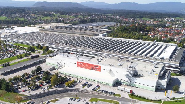 Втори в Топ 10 за 2024 с 216 317 регистрации, е един от флагманите на френския автомобил, който днес слиза от словенските и турските поточни линии. Най-важният производствен обект на Clio всъщност е заводът Revoz (на снимката) в Ново Место - град в Словения, на почти два часа път с кола от Триест. 

Вторият производствен обект на популярното Renault е в Турция, а именно в завода на Oyak Renault в Бурса - голям град недалеч от Мраморно море и столицата Истанбул.