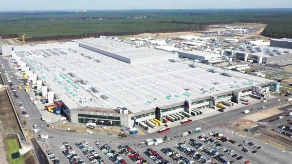 Tesla Model Y е най-продаваният електрически автомобил в Европа през 2024 и практически всички единици, регистрирани на Стария континент, са напуснали вратите на Giga Berlin - завода на Tesla в Германия близо до Берлин, за да бъдем точни в град Грюнхайде.
Известен още като Gigafactory 4 или Gigafactory Berlin-Brandenburg, германският завод е активен от 2022 и има годишен производствен капацитет от почти 1 милион автомобила. 

Следователно 209 214 Model Y, регистрирани миналата година, са само част от това, което заводът на Tesla в Берлин може да произведе.