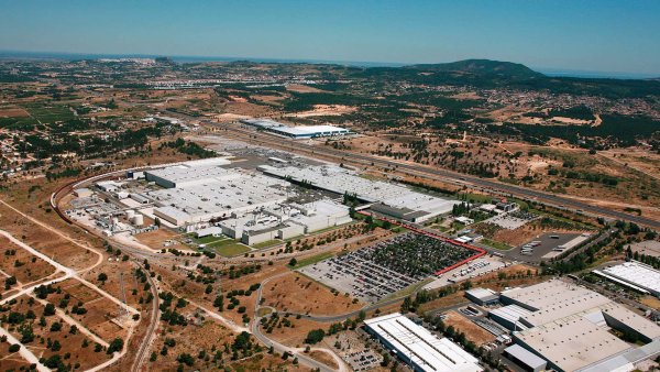 Родината на Volkswagen T-Roc е Португалия, -по-точно заводът на Volkswagen Autoeuropa в Палмела, град на около 40 км от Лисабон. Основана през 1991 със споразумение между Volkswagen и Ford, фабликата в Палмела започва да произвежда автомобили през 1995.

Оттогава от конвейерите на съобръжение са слезли около 4 милиона автомобила със скорост, която доближава 250 000 единици годишно през последните години.
