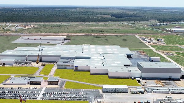 Популярният модел се произвежда в Африка, а също и в Европа, но вече не и във Франция. Автомобилът 5 врати всъщност се произвежда главно в завода в Кенитра в Мароко - фабрика, способна да сглоби дори повече от 200 000 коли годишно (на снимката).

Това е същият завод на Stellantis, където се раждат Citroen Ami, Fiat Topolino и Opel Rocks - електрическите микроавтомобили на групата. До 2030 производството ще се удвои и ще достигне 400 000 автомобила годишно (+50 000 четириколки) благодарение на пристигането на малки автомобили, базирани на интелигентни автомобили.

Вместо това електрическият Peugeot e-208 се произвежда в Сарагоса (Испания) - заводът на Stellantis, който въз основа на споразумение с китайската CATL ще произвежда LFP батерии за електрическата гама на групата от 2026.