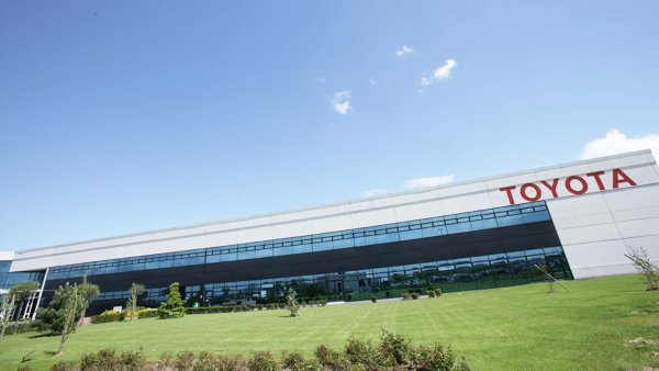 Европейската люлка на японската Toyota Yaris Cross е във Франция, по-точно в град Oнаинж, на повече от 200 км от Париж и близо до границата с Белгия. Тук се намира заводът на Toyota Motor Manufacturing France, известен още като Toyota Valenciennes и единственият производствен завод на японския гигант във Франция.

Съоръжението заработи през 2001 и има производствена история от 5 милиона автомобила. В момента неговият капацитет е 300 000 автомобила годишно.