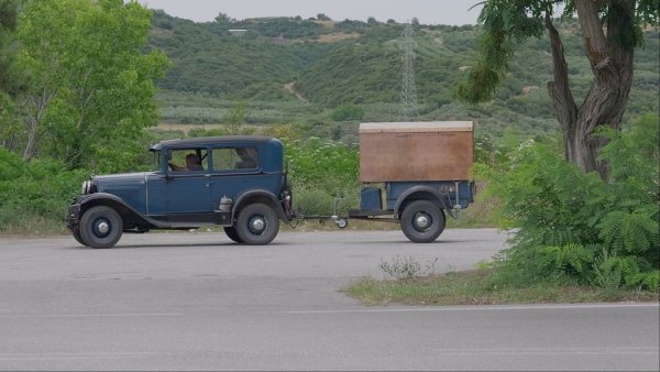 По пътищата може да срещнете и екзотични фигури като този новозеландец, който обикаля света с почти 100-годишен автомобил
