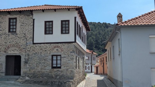 Улици в Месоропи