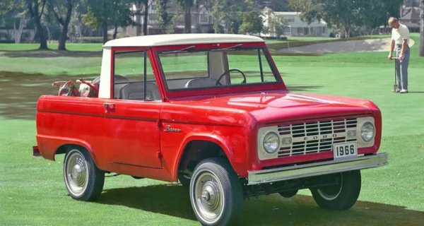 Тази проста, подобна на кутия форма имаше достатъчно чар, за да се хареса на всякакви групи клиенти - от търсещите превозно средство за всеки ден до онези, които обикалят из дивата природа. 
Съчетавайки практичност на комби, офроуд способности и уникален външен вид, Bronco стана първият автомобил, наречен „спортно превозно средство“ (SUV). Стилът е пряк резултат от пазарно проучване на Ford сред собствениците на конкурентите в сегмента Jeep и International Harvester. Това доведе до три стила на каросерията - Roadster с отворен покрив, Sports Utility пикап и Wagon комби.