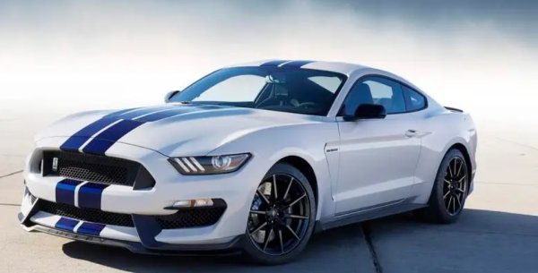 Mustang е много важен за Ford модел. Всяко поколение е много различно от останалите, но шестата генерация, показана тук, съзнателно търсеше препратки към оригинала от 60-те години. 
Ford за първи път се спусна по ретро-пистата с модела от пето поколение от 2005 г., но наистина закова външния вид с тази кола, която направи своя дебют в края на 2013 г. Влиянието на оригиналния Mustang е очевидно както отвътре, така и отвън, но не е за сметка на модерното усещане.