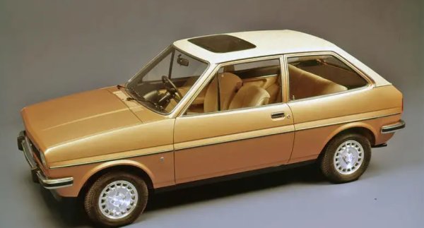 Ford отсъстваше от пазара на малки автомобили от 1967, когато беше спрян Anglia, но направи впечатляващо завръщане с Fiesta през 1976. Нейните изчистени, остри линии бяха точно това, което клиентите търсеха, и моделът стана бестселър. 
Това беше първият хечбек модел на Ford в Европа и компанията се погрижи да извлече максимума. Въпреки това Ford успя да разграничи Fiesta от останалите модели от този клас на пазара благодарение на голямата площ на стъклата. Версиите XR2 и XR2i добавиха спортен стил с черни разширения на калниците, предни и задни спойлери, лети джанти и ивици.