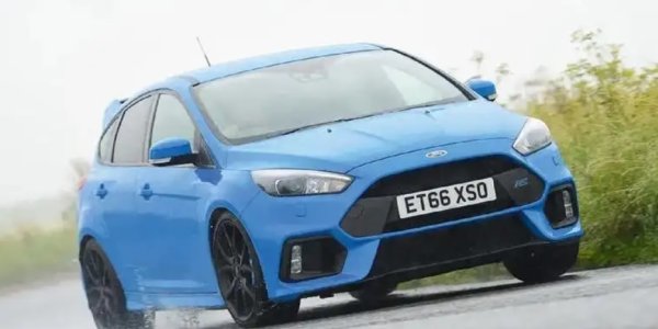 Има три поколения на Ford RS, но третото от тях, което пристигна през 2016, привлича вниманието в най-голяма степен. Първото поколение RS от 2002 г. беше прекалено фино във външния си вид, докато второто отиде твърде далеч в другата посока.
Третото налучка златната среда. Трябваше му голяма решетка, за да захранва с въздух двигателя с 345 к.с.. Отзад има дифузьор и голям спойлер на покрива. Формата е подчинена на функцията, и точно това прави Focus RS толкова приятен за окото.