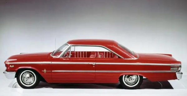 Името Galaxie се използва цяла поредица пълноразмерни автомобили на Ford в началото на 60-те години, моделът от 1964 се откроява като връхна точка в стила. Особената линия на покрива е опит да се подобри аеродинамиката за сериите NASCAR. 
Ford построи също 50 специални олекотени версии на Galaxie с каросерия от фибростъкло и 7,0-литрови V8 двигатели, специално настроени за използване в драг-състезания.