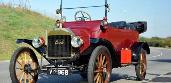 Простичкият вид на Ford Model T, който беше пуснат в продажба през 1908, почти не се промени през дългия живот на автомобила. Неговите чисти линии установяват общото оформление и стила на повечето автомобили, които идват през следващите три десетилетия - с плавни крила, изпъкнал радиатор и двигател отпред.
Хенри Форд, който мразел да харчи излишни пари, запазил Model T толкова прост, колкото било възможно. Това е един от редките случаи в историята, в който цената на автомобила всъщност се понижи през годините - което помогна от този модел да бъдат произведени над 15 милиона бройки до 1927. 