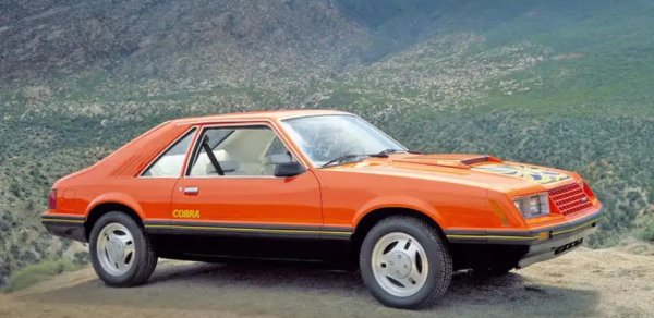 Това поколение, известно сред феновете като Fox Body, бе всъщност Mustang-ът с най-дълъг живот - от 1979 до 1994. Т
По-ранната предница с „четири очи“ отстъпи място на актуализиран вид през 1987 с еднокомпонентни фарове. И двата варианта имат свои фенове и всеки се продава като купе, седан или кабриолет.