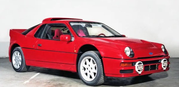 Двигателят, монтиран в средата, позволява предната част на RS200 да ниска и фокусирана, с фарове, напомнящи очи на буболечки. Въздухозаборникът на покрива подава студен въздух към 1,8-литровия двигател с турбокомпресор, който може да генерира до 650 к.с. Отзад има огромен интегриран спойлер, за да поддържа колата стабилна при високи скорости. RS200 стана звезда на рали-кроса, след като кариерата му в рали шампионата бе прекъсната от регулациите.