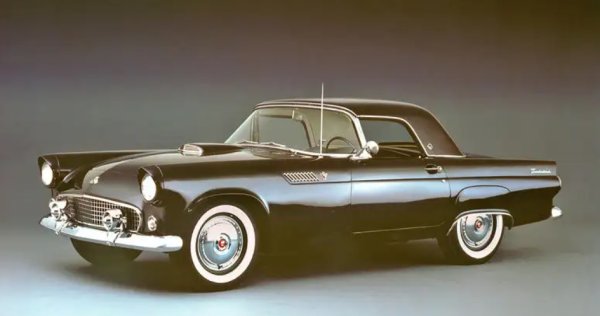 През 50-те години на миналия век американската икономика навлезе в епоха на разцвет - и тази кола бе един от неговите най-ярки символи. Елегантният дизайн на Ford Thunderbird бе дело на Луис Д. Крузо и Джордж Уокър, но името идва от друг дизайнер на марката - Олдън Гиберсън.
Замислен като спортен автомобил, Thunderbird споделяше доста компоненти със седана Zephyr. Аамериканските шофьори харесваха не само външния вид, но и достъпната начална цена от 2695 долара.