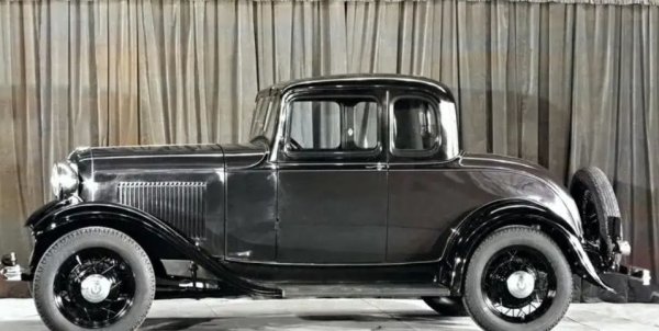 Името V8 никога не е било използвано от Ford през този период за неговия модел 18, но именно така стана известен този автомобил сред клиентите - в чест на двигателя под капака на тази добре изглеждаща кола, 3,6-литров V8. Това е всъщност първият масов автомобил в света с V8.