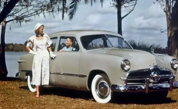 Стилизиран от промишления дизайнер Джордж Уокър, този Ford от 1949 г. беше пълно скъсване с предвоенния външен вид на автомобилите. Вградените в каросерията фарове, широката открай докрай решетка и хромираното торпедо в центъра бяха революционни нововъведения - твърде смел ход, особено от един играч в масовия сегмент. 
Рискован ход от страна на Ford, който обаче впоследствие се изплати щедро с 1.118 милиона продажби. 