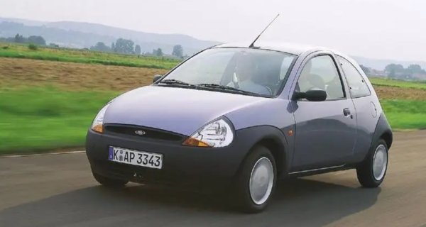 Новият дизайнерски език, наречен Ford New Edge, дебютира при градския автомобил Ka, базиран на Fiesta. Той е стилизиран от покойния Крис Свенсон и беше доста шокиращ за света във време, когато колите на Ford имаха заоблен, консервативен външен вид. Това не попречи на Ka да бъде невероятен хит в продажбите, подпомогнат от актактивните цени и гъвкавото управление.
