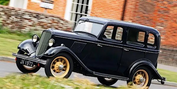 Вземайки вдъхновение от V8-40, Ford пусна в Европа Model Y през 1932 г. с изчистени линии и подчертано спортна V-образна предна решетка. Нямаше много „спорт“ в 933-кубиковия редови четирицилиндров двигател, но това не отблъсна 157 668 души да изберат Model Y до края на производството през 1937.
Повечето продажби се падат на варианта с две врати Tudor. За повече практичност имаше и Fordor, игра на думи с израза „четири врати“, но той не бе толкова популярен. 