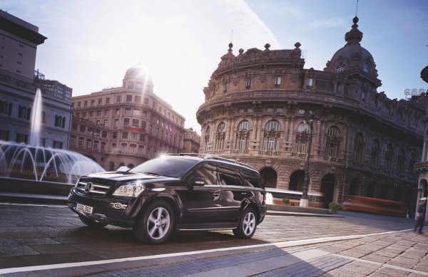 Mercedes представя новия си GL-Class - луксозен SUV с три реда седалки, който би трябвало да замени доста възрастния и утилитарен G-Class. Но търсенето на машината от "старата школа" не само остава много високо, но бележи постоянен ръст. Няма никакъв шанс G-Class да бъде "убит", тъй като разходите по разработката му отдавна са "избити" и сега всяка една конструирана машина носи чиста печалба, при това - солидна.