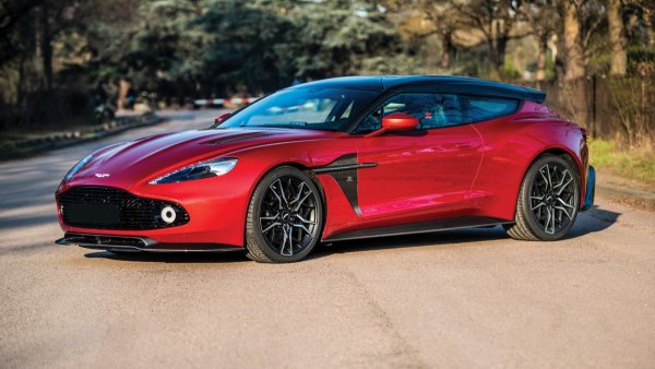 Aston Martin има дълга традиция, когато става въпрос за автомобили от този клас. През 2017 година британската компания добави към гамата си още един модел - Vanquish-Zagato, като беше обявено, че от него ще бъдат произведени само 99 бройки.

Всъщност, всички модели на Zagato са базирани на Vanquish S. Той има 6,0-литров атмосферен V12 двигател под капака, който изпраща своите 603 к.с.и 630 Нм въртящ момент към задните колела чрез 8-степенна автоматична трансмисия.