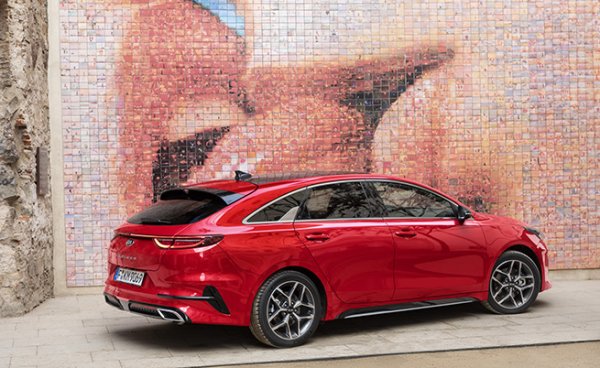 Това пък е най-достъпният от ценова гледна точка модел в този клас. Когато ProCeed беше представен през декември 2018 г., от Kia обявиха, че това е първият шутинг-брейк с 5 врати в компактния сегмент. Явно автомобилът се харесва на публиката, защото дори 3 години по-късно външният му вид не е променян, а също така и размерите - дължина 4610 мм, височина - 1420 мм и междуосие от 2650 мм.

Под предния капак откриваме 1,0-литров бензинов двигател с турбокомпресор, развиващ мощност от 100 и 120 к.с. Другите варианти са 1.5 T-GDI със 160 к.с.и 1.6 T-GDI с 204 к.с. Ако предпочитате дизел, имате версия със 136 к.с.