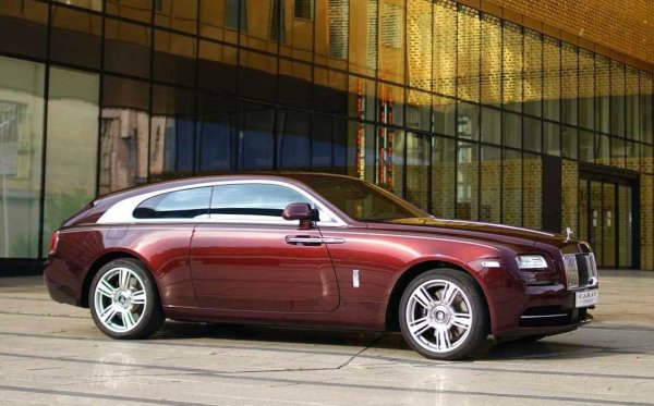 Този практичен Wraith всъщност не е продукт на Rolls-Royce. Това е изобретение на дизайнера Ниелс ван Ройж и белгийската компания Carat Duchatelet, която има известен опит със създаването на "разтегнати" автомобили. В случая крайният продукт се нарича Carat Duchatelet Silver Spectre Shooting Brake, като дългият покрив е ръчно изработен от Carat Duchatelet и е проектиран да се слее перфектно с формата на Wraith.

Silver Spectre Shooting Brake се задвижва от 6,6-литров битурбо V12. Стандартно той развива 632 к.с. и 800 Нм, които обаче след преработката на автомобила са увеличени до 700 к.с.и 900 Нм.