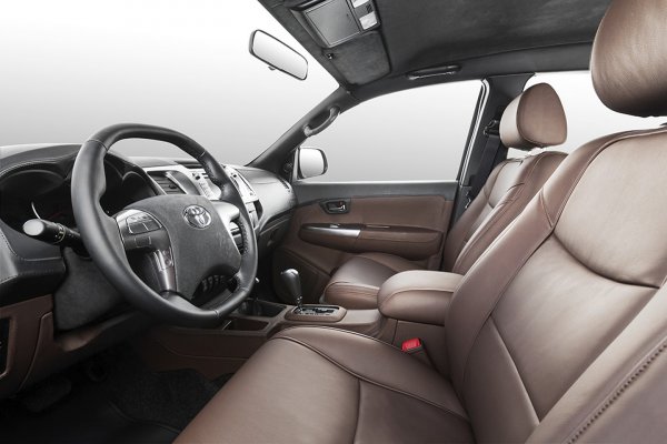Toyota Hilux 6x6 от българските фирми Overdrive и Vromos	