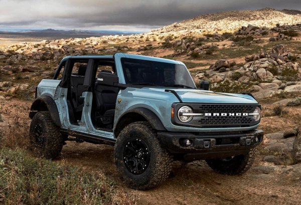 Много производители следват тенденцията за съживяване на стари имена, за да привлекат внимание към новия си продукт. Един от тях е Ford, като възроденият Bronco предизвика огромен интерес, благодарение на комбинацията от модерен и ретро стил. Всъдеходът обещава да бъде сериозен претендент за титлата в оф-роуда, като е готов да се пребори дори с Jeep за нея.