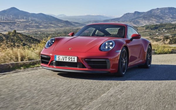 За полугодието Porsche е съумяла да пласира с цели 7000 автомобила повече, отколкото за същия период на миналата година. Най-продаван модел си остава класическото 911, макар че Cayenne го гони по петите. 

По модели: 
911 - 8 856
Cayenne - 8 227
Macan - 7 311
Taycan - 6 962
718/Boxster - 3 210
Panamera - 2 688
Други - 11