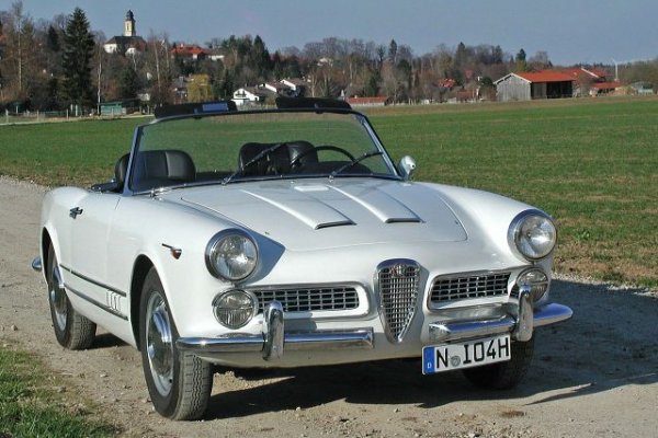 Непреходна италианска класика. Alfa 2000, позната и като Tipo 102, е луксозният спортен модел, с който марката заменя остарялата 1900 Super през 1958 година. Остава в производство шест години. 
