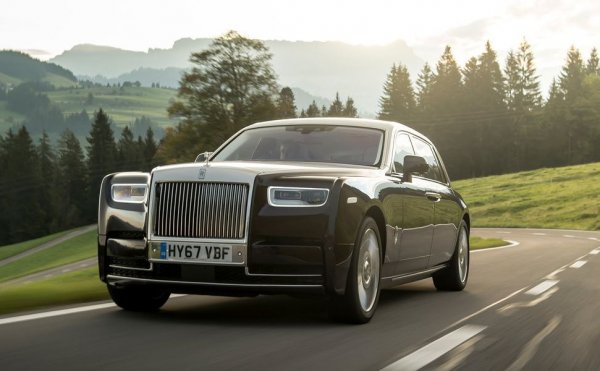 Казахме, че няма да се занимаваме с нови коли, но ще направим едно изключение за най-добрата от тях - просто защото Phantom никога не излиза от мода. У нас тази година са регистрирани два броя, плюс по един Ghost и Dawn. 
