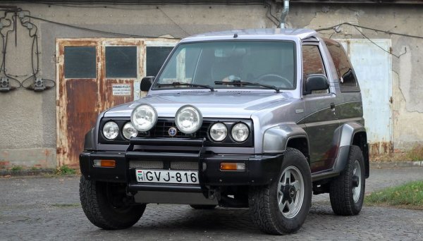 Външният вид, не чак толкова отдалечен от този на първообраза Daihatsu Rugger, не отрежда на тази кола място между класиките. Но добавките от Bertone и особено двигателят от BMW (2.4-литров М21), както и фактът, че са произведени едва 2800 бройки, тласкат цените постоянно нагоре. Три от тези бройки впрочем вече са в България от пролетта на тази година.
