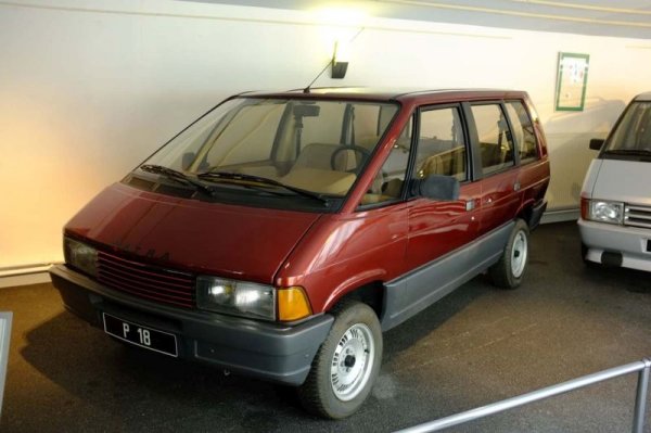 Цели три десетилетия модата на минивановете владееше Европа - и всеки ще ви каже, че тя започна от Renault Espace. Малцина обаче знаят, че идеята оригинално е на по-малкия и вече изчезнал френски производител Matra. Концептът Р18 първоначално е предложен на Peugeot, но те отказват и тогава Matra се насочва към Renault. Една специална ранна производствена серия носи логото на истинския си създател. 
