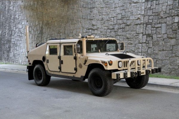 Всяка родна батка с комплекси днес може да си вземе Hummer - и тутакси да започне да умува как да му сложи газова уредба. Но тук става дума не за бутафорната грамада, създадена от GM за цивилна публика, а за коравия армейски оригинал. Humvee е съкращение от High Mobility Multipurpose Wheeled Vehicle. 
