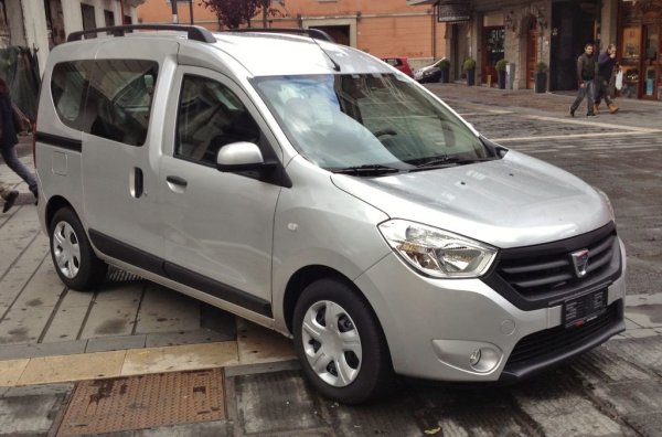 Няколко години поред мултифункционалният автомобил на Dacia беше най-продаваният модел изобщо в България, но сега пее лебедовата си песен. Производството спира през март, след което Dacia ще го замени с друг (и, подозираме, малко по-скъп) модел. 
Посочената тук цена е за версия Laureat с бензинов TCe турбодвигател и 100 конски сили мощност. 
