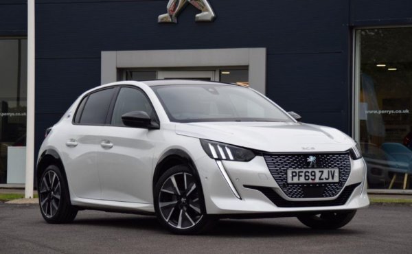 Новото 208 е може би колата с най-голямата ценова амплитуда в България: върховата електрическа версия спокойно може да надхвърли 80 000 лева, докато базовото бензиново 208 със 75 конски сили и ръчни скорости е съвсем малко над 25 000. За тези пари ще ви дадат климатик и електрически стъкла, но ръчни огледала, а също и радио с 5-инчов сензорен екран, Bluetooth и USB - но само един порт. 
