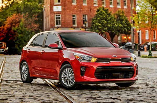 При Rio покриването на новите екостандарти излиза на купувача 2000 лева отгоре спрямо цената от декември 2019. Базовата версия е с 1.2-литров двигател, 84 конски сили и ръчни скорости. И, както сме свикнали напоследък при Kia, е доста добре оборудвана - климатик, автоматични светлини, радио с USB и Bluetooth, борд компютър, мултифункционален волан, 
електрически огледала с подгряване. За разлика от доста конкуренти в В-сегмента, базовото Rio е и с дискови спирачки отзад, а не с барабанни. Освен това получавате резервна гума, а не прокълнатия комплект за лепене. 
