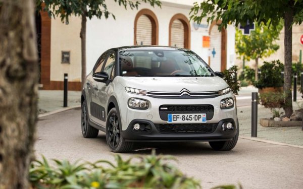 Доскоро С3 също слизаше под 20-те хиляди лева, макар и с най-оголената си версия за корпоративни клиенти. Фейслифтът на модела, представен тази есен, вдигна малко летвата и сега С3 започва от 24 320 лева за кола с 1.2 бензин, 83 коня, ръчни скорости и ниво на оборудване Feel (LED къси светлини, климатик, електрически и отопляеми огледала, предни елeктрически стъкла, радио с MP3, USB, Bluetooth). 
