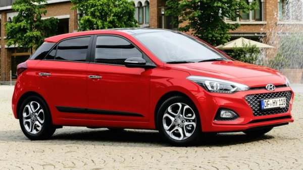 При някои дилъри все още може да се намери предишната версия на i20, която е с по-конвенционална предница от новата, но със същия 1.2-литров бензинов мотор и 85 коня, с кожен волан, климатик и аудио с 5-инчов дисплей, Bluetooth и USB. 
