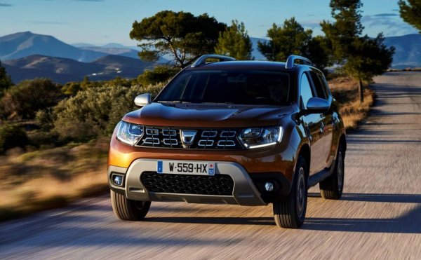 Две хиляди лева е разликата в цената на базовия Duster спрямо миналата година. Той е с предно предаване, 6-степенни ръчни скорости, еднолитров турбобензинов мотор с 95 коня. Оборудването включва автоматични светлини, радио с блутуут, USB, AUX и управление от волана, и предни електрически стъкла. За кола с климатик и други дребни удобства ще ви трябват поне 27 000 лева. 
