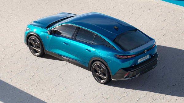 Peugeot 408 ще се предлага с бензинов двигател 1.2 със 130 к.с., както и в две хибридни версии (PHEV) със 180 и 225 к.с. (по-мощната ще е със задвижване на четирите колела). На по-късен етап се очаква и изцяло електрическа версия.