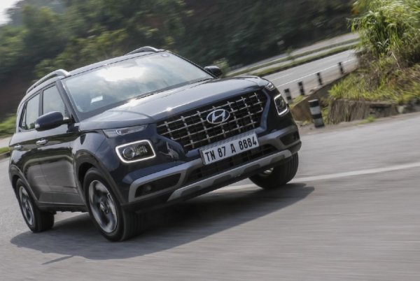 На трета позиция е използването на турбо на двигатели с малък обем (и поставянето им в относително големи и тежки модели, като този Hyundai Venue). Най-често се използва турбокомпресор, който работи с енергията на отработилите газове. Понеже те са доста нагорещени, температурата в турбината достига 1000 градуса. 
