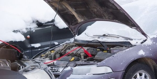 Но когато температурата е ниска, натоварването на частите се увеличава много: двигателят трябва да изпомпва маслото и да загрее поне пет минути. Поради екологичните изисквания обаче автомобилните производители пропускат тази препоръка. И експлоатационният живот на буталната група се съкращава.
