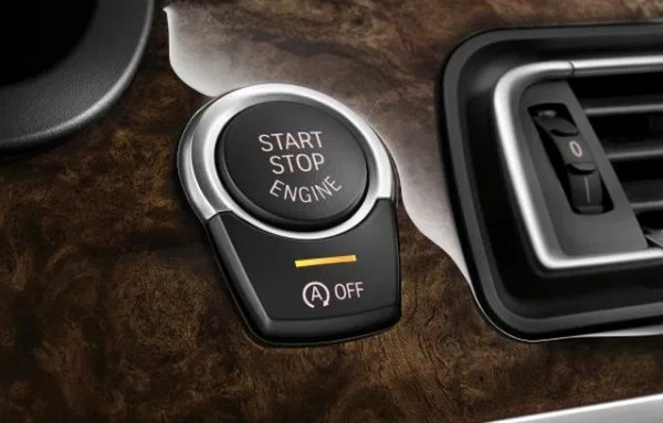 Петото нещо, което съкращава живота на двигателя, е старт/стоп системата. Тя бе въведена от автомобилните производители, за да "отреже" празния ход в трафика (примерно докато чакате на червен светофар), при който много вредни вещества навлизат в атмосферата. Веднага щом скоростта на колата падне до нула, системата изключва двигателя. 
