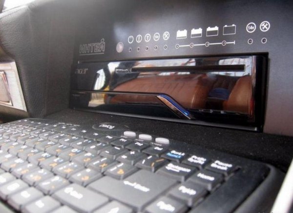 Той е свързан с мощен компютър, който се помещава в жабката на колата.