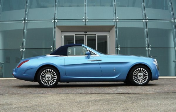 Двигателят на проектирания от Pininfarina кабриолет е останал непроменен. Също като при Phantom Drophead Coupé, той е V12 с обем 6.75 литра