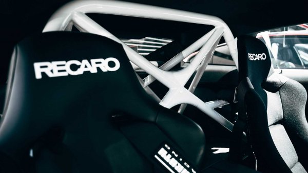 В колата, която води колоната в MotoGP има доста решения от M8 Competition и някои от M8 GTE