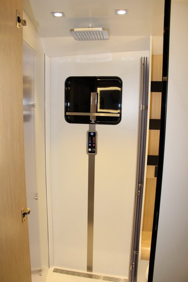 Knaus Tabbert Caravisio - концептуална каравана, вдъхновена от яхтите 