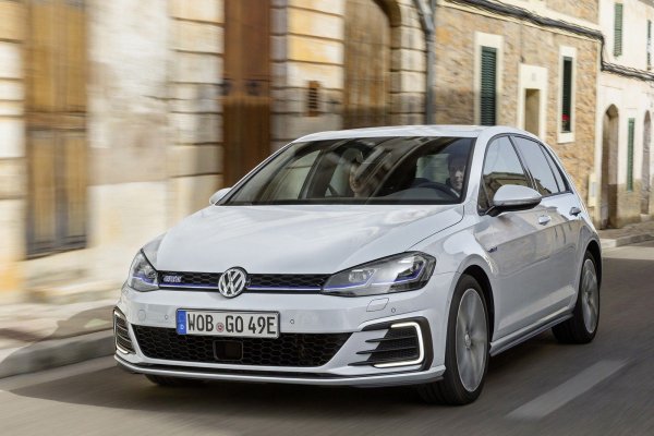 Седмото поколение на Volkswagen Golf беше сред първите, които въведоха предния радар. Системата, наречена Front Assist, често работи в комбинация с адаптивен круиз-контрол. 

За да проверите наличието ѝ на употребяван модел, погледнете долната част на предната решетка: ако има малък черен правоъгълен модул, автомобилът е оборудван с радар. Вътре, спиците на волана разполагат с бутони за регулиране на безопасното разстояние.