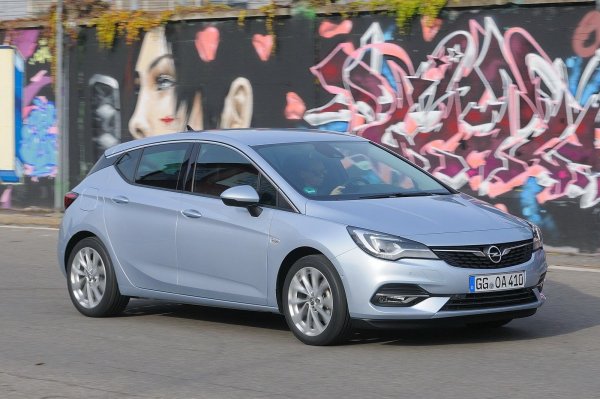 С пускането на серията K, Opel Astra доведе до въвеждането на системата Opel Eye. Това е усъвършенствана камера, поставена зад огледалото за обратно виждане, която разчита пътни знаци и управлява предупреждението за сблъсък. 

Наличието на тази технология лесно се проверява чрез наблюдение на предното стъкло отвън: забележим трапецовиден корпус, в който се намират оптиките, се откроява. В кокпита има специален бутон вляво на волана с изобразяване на стилизирана кола с ударни вълни.