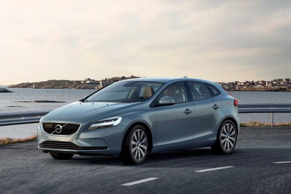 Винаги синоним на защита, Volvo V40 предлагаше City Safety като стандарт &ndash; система за предотвратяване на сблъсъци отзад при ниски скорости. Въпреки това, много екземпляри са оборудвани с по-пълния Driver Support Pack, който включва автоматичен круиз-контрол според трафика и система, която държи колата в лентата си, ако водачът е разсеян. 

За да го разпознаете, трябва да търсите малките камери, поставени под външните огледала, и наличието на LED светлинна лента в горната част на таблото, близо до предното стъкло, която служи като визуално предупреждение.
