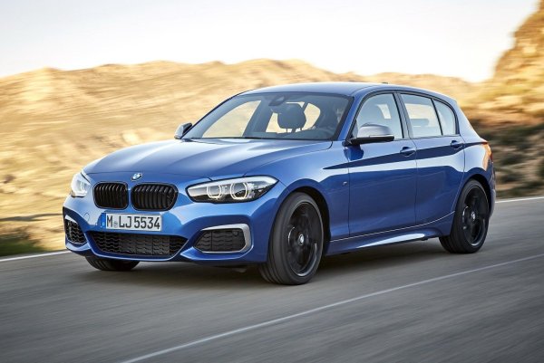 Компактното BMW 1-Series със задно задвижване може да бъде оборудвано и с Асистент за шофиране. За да идентифицирате наличието на тази опция, потърсете специален контролен панел, разположен под въртящия се превключвател на светлините, вляво от волана. 
Ако бутоните изобразяват автомобил в зелен кръг, автомобилът е оборудван с предупреждение за сблъсък и защита на пешеходците.